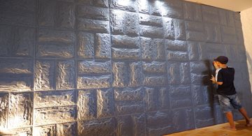 Tấm Xi Măng 3D – Khi Một Bức Tường Trở Thành “Hệ Thống Truyền Thông” Của Công Trình