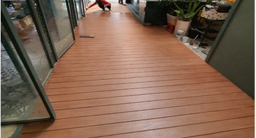 Giá tấm xi măng giả gỗ: Khi chủ nhà cần vẻ đẹp bền bỉ hơn con số ban đầu